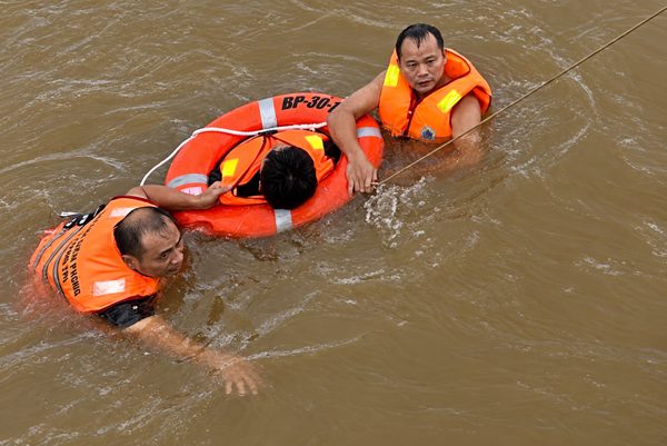 Tận thấy Bộ đội Biên phòng Quảng Trị luyện bơi cứu người gặp nạn trên biển