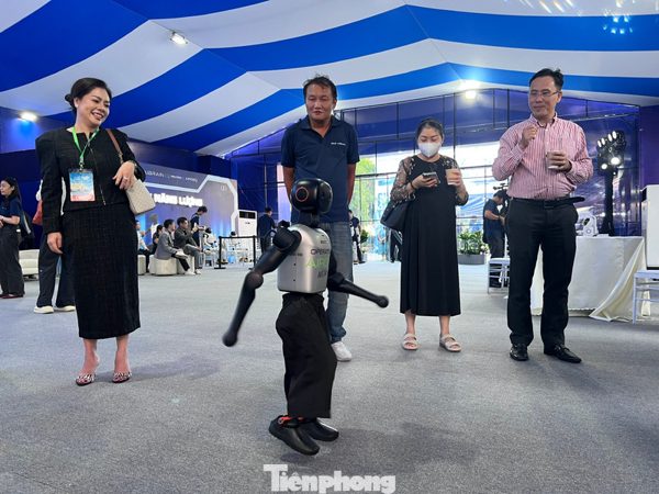 Tận thấy robot múa võ, khiêu vũ... như người thật ở TPHCM