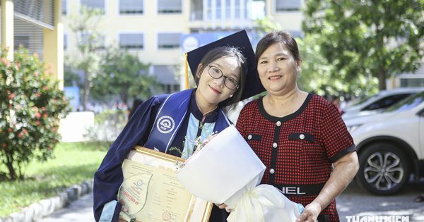 Tân thủ khoa nghẹn ngào cảm ơn mẹ: 'Lâu rồi mẹ mới có một ngày nghỉ ngơi'