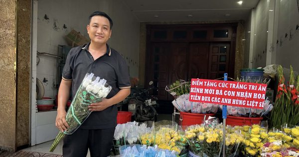Tặng 500 bông cúc trắng để người dân TP.HCM tiễn đưa 731 liệt sĩ về nơi an nghỉ