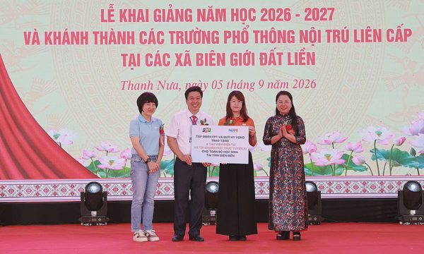 Tặng 9 thư viện điện tử cho học sinh Điện Biên dịp khai giảng
