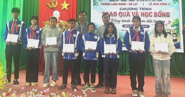 Tặng áo đồng phục phối thổ cẩm cho học sinh lớp 1 ở Đà Lạt