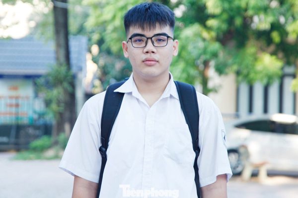 Tặng bằng khen nam sinh dũng cảm một mình chống trả hai đối tượng trộm chó