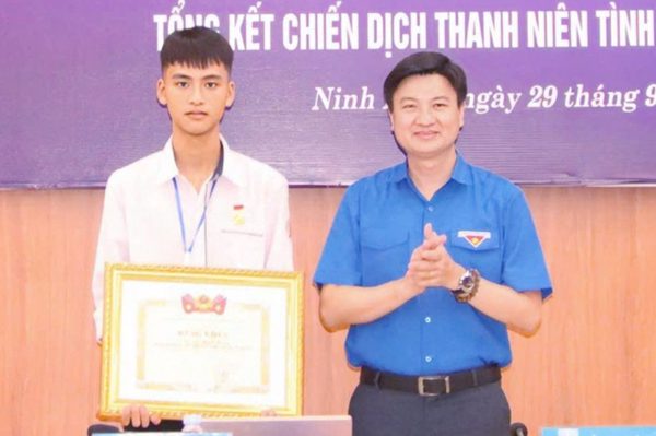 Tặng Bằng khen và Huy hiệu Tuổi trẻ dũng cảm cho nam sinh cứu hai anh em ruột đuối nước
