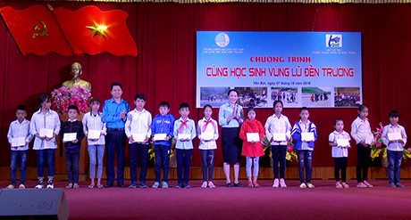 Tặng học sinh vùng lũ Tây Bắc hơn 1,1 tỷ đồng