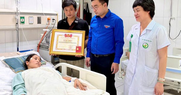 Tặng Huy hiệu ‘Tuổi trẻ dũng cảm’ cho cô giáo Hoàng Thị Hiền