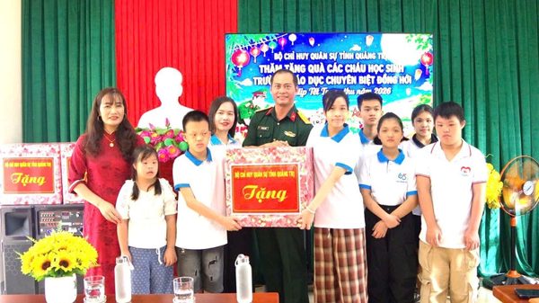 Tặng quà trung thu cho trẻ em Trường giáo dục chuyên biệt Đồng Hới