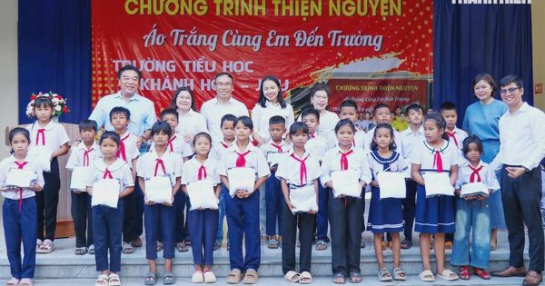 Tặng sách giáo khoa, đồng phục cho gần 400 học sinh Raglai