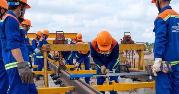 Tăng tốc lắp đặt hàng ngàn thanh ray trên tuyến đường sắt nhẹ tại Phú Quốc
