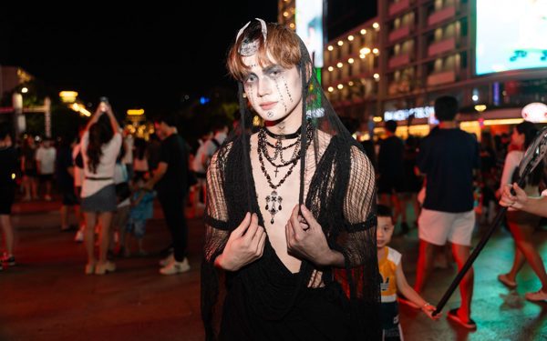 Tạo hình 'thượng vàng hạ cám', bạn trẻ đổ bộ phố đi bộ chơi Halloween