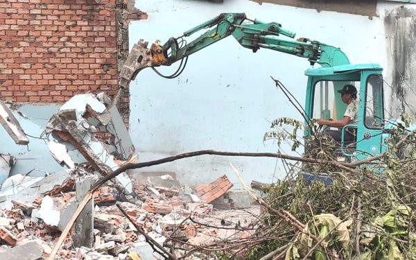 Tất bật nghề tháo dỡ, mua 'xác nhà' trên đất bàn giao dự án mở rộng quốc lộ 1 ở TP.HCM