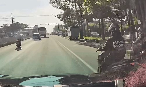 Tạt đầu ôtô, người đi xe máy bị đâm văng ra đường - ai sai?