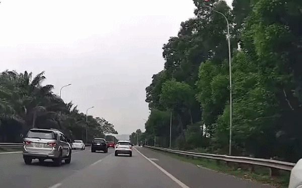 Tạt đầu, phanh gấp chặn xe khác trên cao tốc, tài xế bị phạt 23 triệu đồng