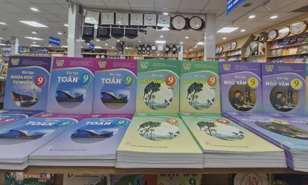 Tất tả săn lùng sách giáo khoa sau ngày khai giảng