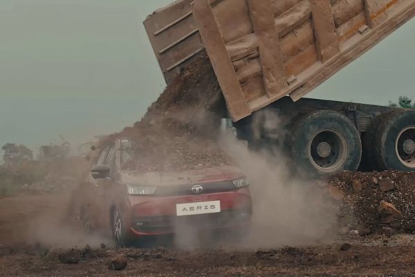 Tata chôn chiếc sedan giá rẻ dưới 20 tấn đất đá để chứng minh độ bền