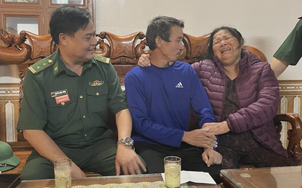 Tàu bị chìm, ngư dân tự bơi vào bờ sau 8 tiếng lênh đênh trên biển
