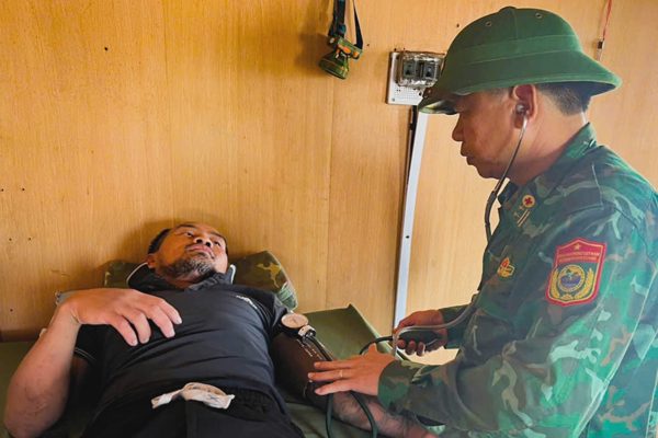 Tàu cá bốc cháy rồi chìm trong đêm, 5 ngư dân ôm phao trôi trên biển