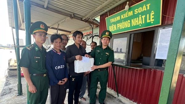 Tàu cá bốc cháy trên biển Nhật Lệ, 5 ngư dân may mắn được cứu sống