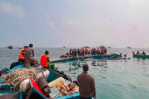Tàu cá chở 10 người lật gần đảo Phú Quý: Tìm thấy thi thể thuyền viên mắc kẹt