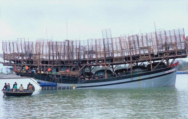 Tàu cá chở 50 người mất tích trên biển