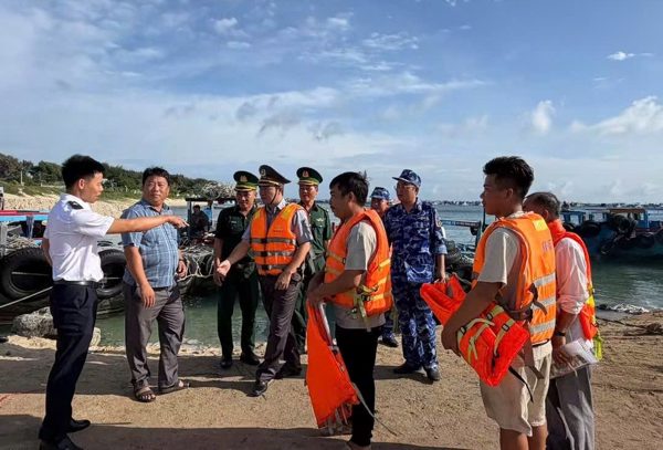 Tàu cá cùng 21 người gặp sự cố giữa vùng biển động mạnh