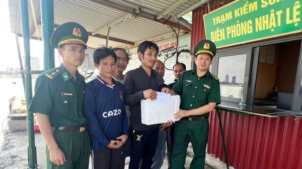 Tàu cá ngư dân Quảng Trị cứu 5 ngư dân Nghệ An trôi dạt trên biển