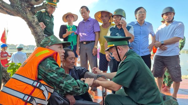 Tàu cá Quảng Trị cứu sống ngư dân Hà Tĩnh mất tích gần hai ngày trên biển