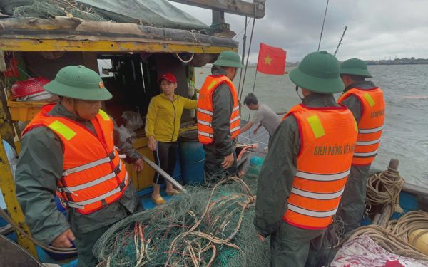 Tàu cá tại Huế chìm, biển Thuận An nhiều đợt sóng lớn trắng xóa