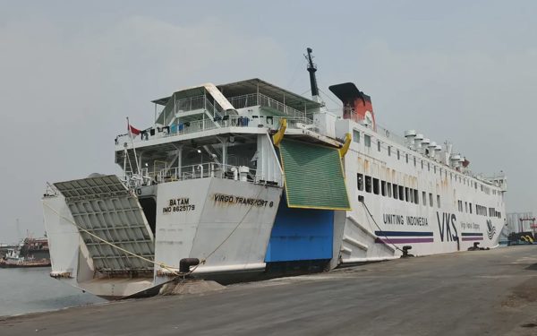 Tàu chở 243 người gặp nạn ở Indonesia, 140 người mất tích