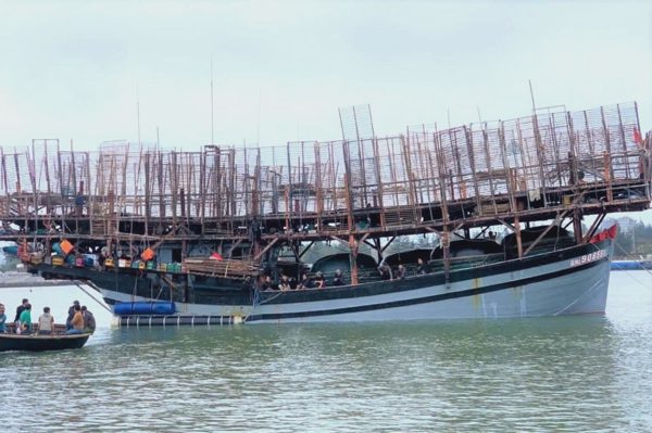 Tàu chở 50 người mất liên lạc hơn 2 ngày trên biển