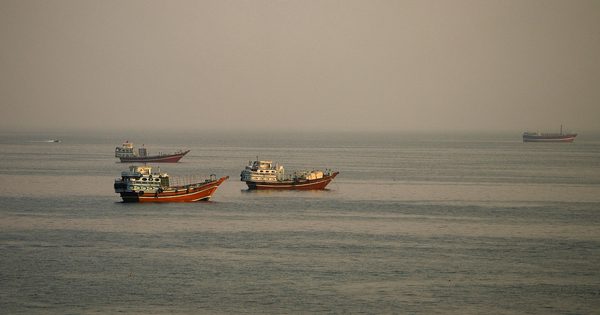 Tàu chở dầu bốc cháy ở eo biển Hormuz sau cảnh báo của Iran