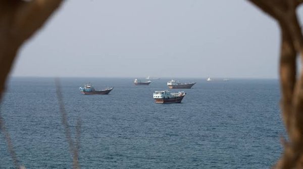 Tàu chở dầu 'tàng hình' ở eo biển Hormuz giúp kìm giá dầu thế nào?