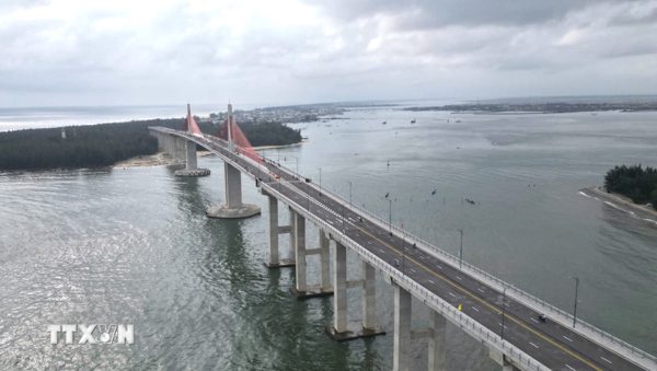Tàu đóng cọc lớn nhất thế giới tham gia xây cầu vượt biển tại Brazil