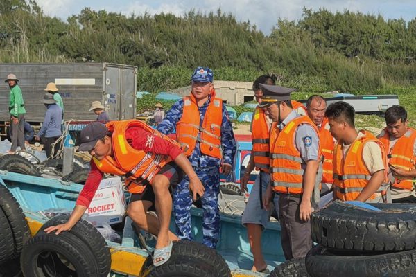 Tàu KN 467 lai dắt tàu cá cùng 21 ngư dân về Phú Quý an toàn