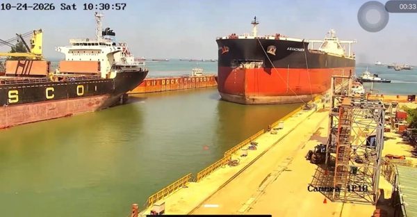 Tàu quốc tế 182.000 tấn bị bắt giữ 30 ngày ở Dung Quất được đưa vào khu sửa chữa