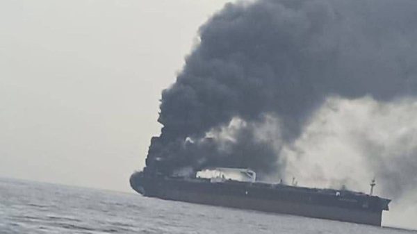 Tàu thương mại Iran trúng vật thể lạ ở eo biển Hormuz, năm người thương vong