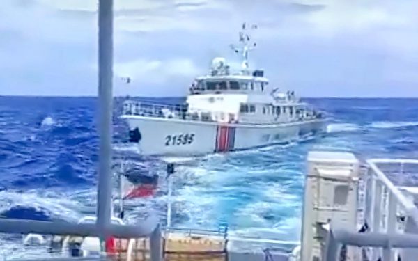 Tàu Trung Quốc, Philippines đâm va nhau trên Biển Đông