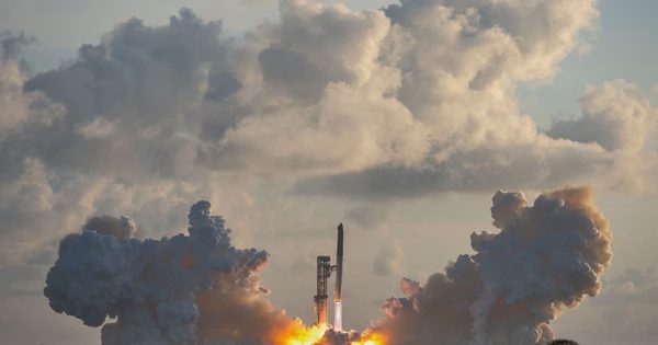 Tàu vũ trụ Starship lần đầu bay vào quỹ đạo dù động cơ trục trặc