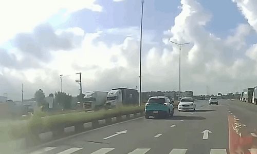 Taxi đâm trực diện ôtô đi ngược chiều, ai đền?