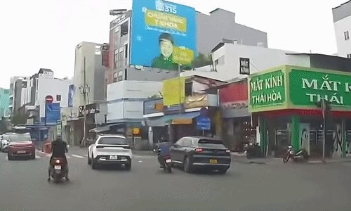 Taxi đánh lái đẩy ngã người đi xe máy rồi bỏ đi