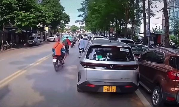 Taxi lao sang làn ngược chiều tông hai xe máy