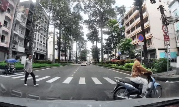Taxi vượt phải, tông xe máy đang qua đường