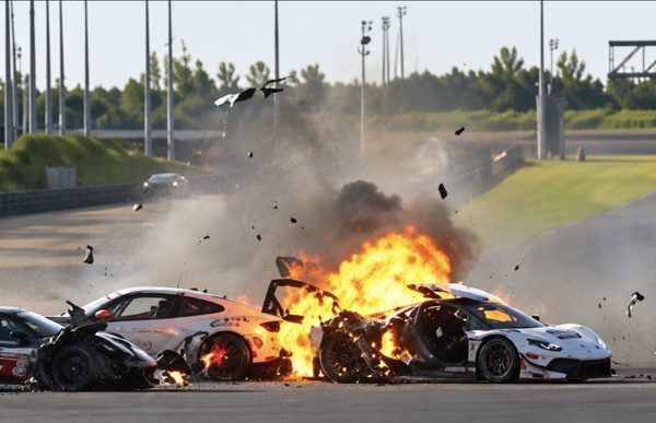 Tay đua bỏ cuộc đua, lao vào chiếc Ferrari bốc cháy cứu đối thủ