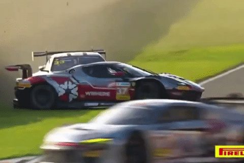 Tay đua bỏ cuộc giữa chừng để lao đến cứu đối thủ khỏi chiếc Ferrari bốc cháy