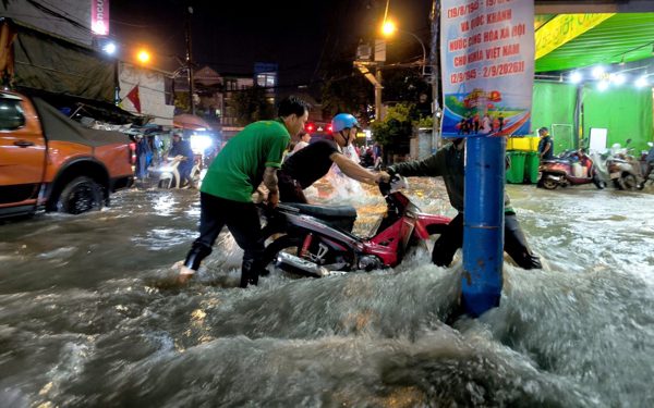 Tây Nguyên và Nam Bộ mưa lớn, có nơi trên 400 mm, cảnh báo sạt lở