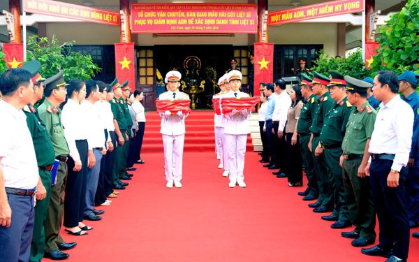Tây Ninh đưa 5.287 mẫu hài cốt liệt sĩ đến sân bay Tân Sơn Nhất chờ đi giám định ADN
