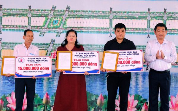 Tây Ninh tặng tiền 3 hộ dân giao đất sớm dự án đường mở mới về Đồng Tháp Mười