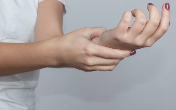 Tê tay khi ngủ dậy: Khi nào cần đi khám?
