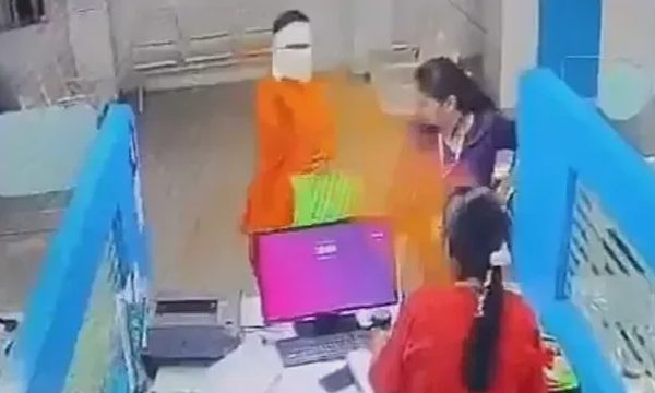 Tên cướp ném bột ớt vào nhân viên ngân hàng, ôm tiền bỏ chạy
