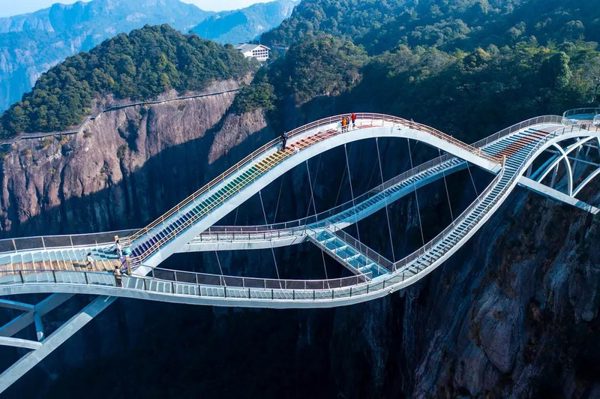 Tên là cầu Như Ý nhưng nhìn đã thấy thót tim